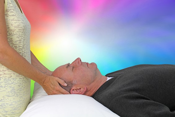 Hand umfasst einen Kopf